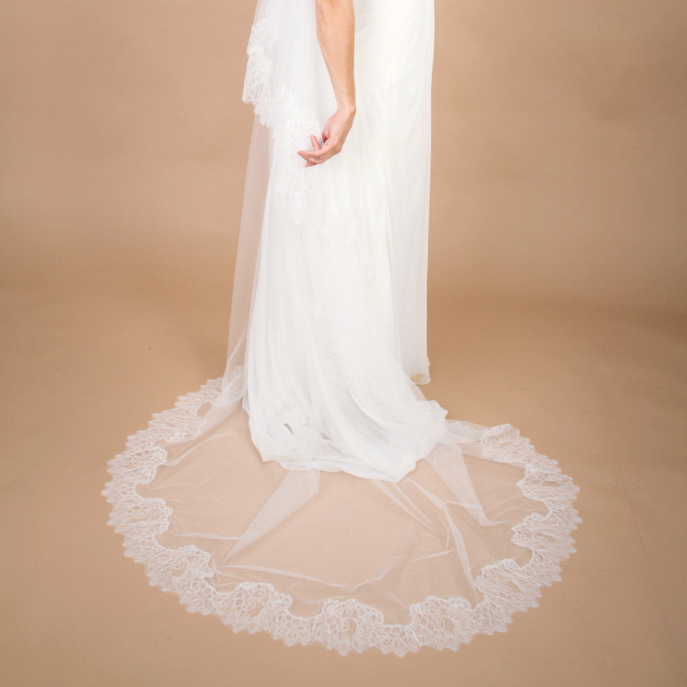 https://www.themantillacompany.com/cdn/shop/products/Lace-cathedral-veil-mantilla-style-lucia-blusher-pulled-back_894e627b-8ecf-4c1d-9c11-3cea5e8ed468.jpg?v=1559161884